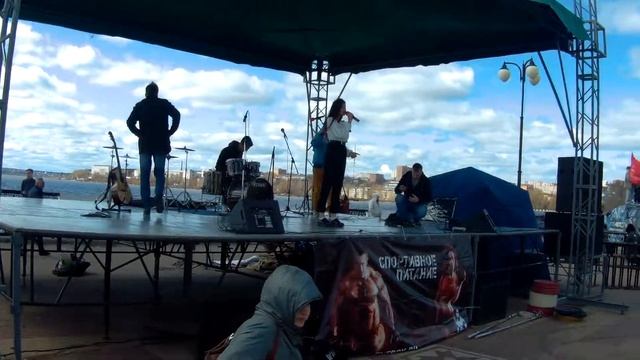 ИЖЕВСК 9 МАЯ 2018 ДЕВЧУШКИ С ПЕСНЯМИ ТАНЦАМИ МУЗЫКОЙ И АРТИСТИЗМАМИ смотреть онлайн