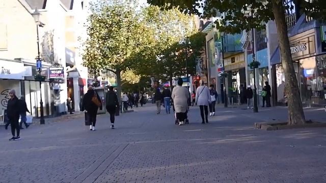Staines Sunday shoppers смотреть онлайн