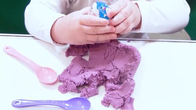 Kinetic Sand Surprise! Диана играет с кинетическим песком и находит подарки сюрпризы! смотреть онлайн