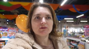 VLOG Алиса выбирает себе подарки. Костя купил себе телефон