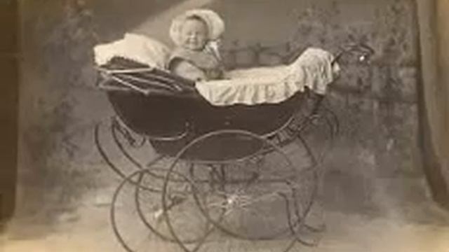 Детские коляски более 100-летней давности.