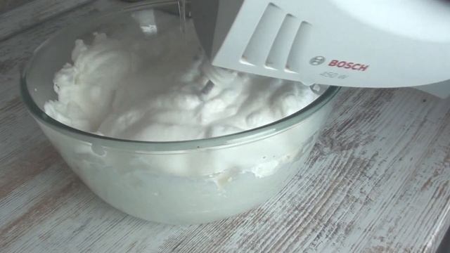 Еще раз белково-заварной крем ручным миксером. Рецепт. Без монтажа. смотреть онлайн