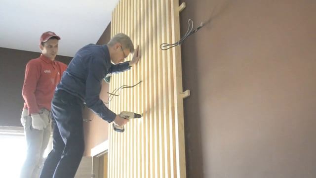Декор стены деревянным брусом с фартуком под мох. смотреть онлайн