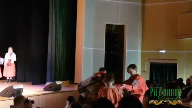 Ансамбль фольклорной песни "Радуница" - Во кадрили мы попляшем (Продажа лошади) смотреть онлайн