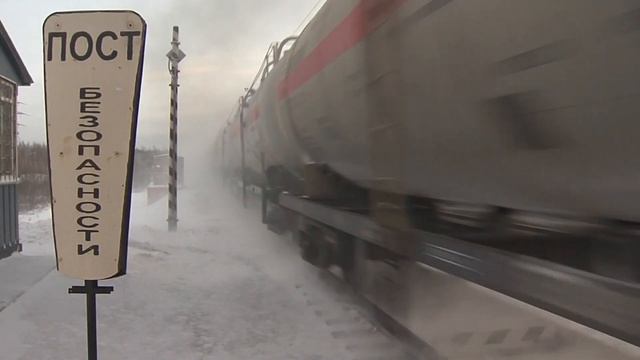 На железнодорожном переезде Сургута провели костюмированный рейд смотреть онлайн