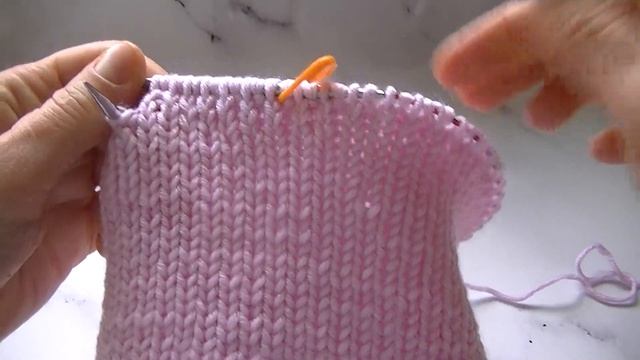 ВЯЖЕМ  ШАПКУ УЗОРОМ  