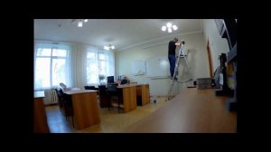 Как повесить настенный экран для проектора