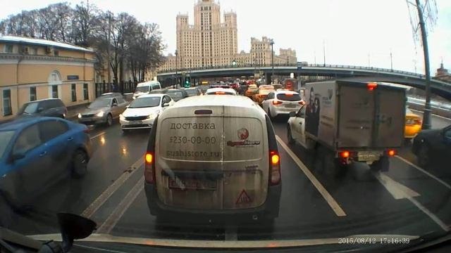 оборзевший водятел по встречке за скорой в москве на кремлевской набер. смотреть онлайн