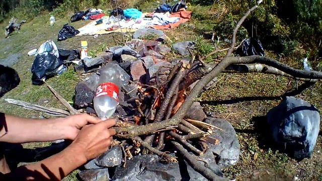 04. Надуваем бутылку на костре. Лаки охраняет поляну. смотреть онлайн