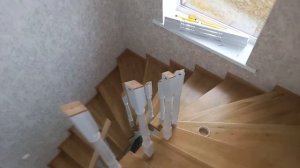 Устанавливаем перила на лестницу.