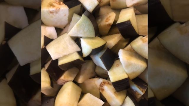 ТЕПЛЫЙ САЛАТ С БАКЛАЖАНАМИ ПОМИДОРАМИ И СЫРОМ #баклажаны #салат #помидоры #сыр смотреть онлайн