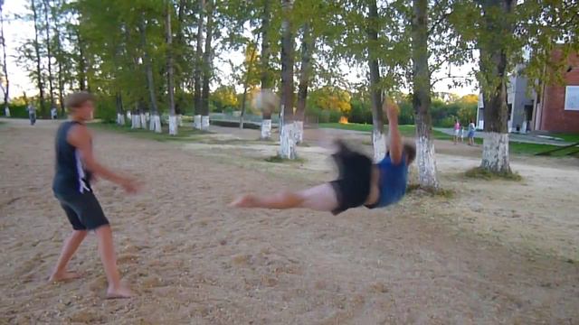 Парень попал по мячу с вертухи Джеки Чана смотреть онлайн