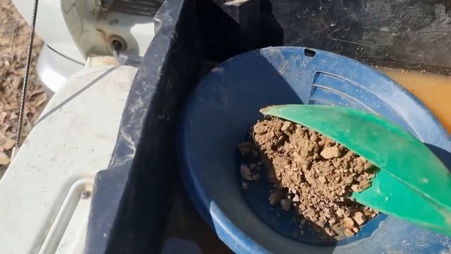They Look Like Worthless Piles of Dirt, Check These For Gold! смотреть онлайн