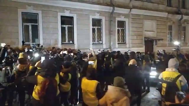 Заблокированные люди в Дмитровском переулке Москвы смотреть онлайн