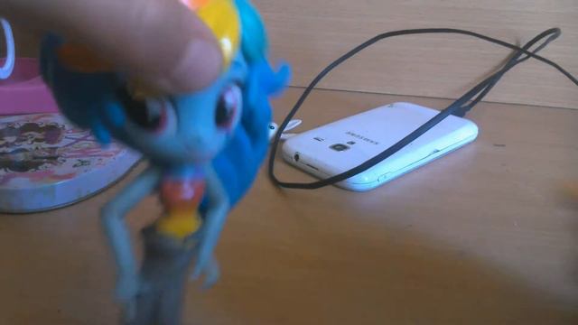 брюнетка против блондинки эквестрия герлз минис смотреть онлайн