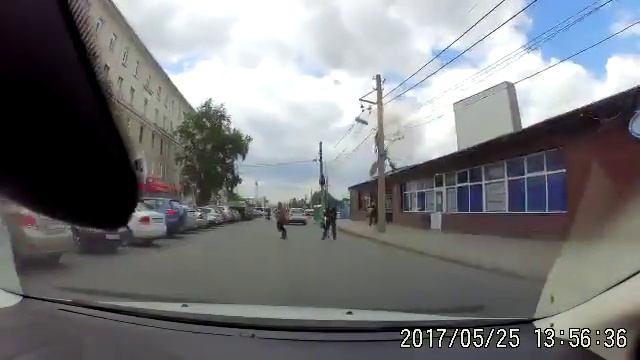 В центре Омска на пешеходов едва не упали фонари со столба смотреть онлайн