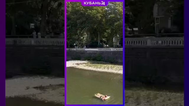 В Сочи мужчина сплавлялся на матрасе по реке к морю смотреть онлайн
