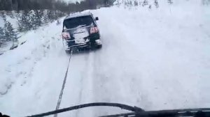 Nissan Patrol Y62 тащит в гору Длинномер вессом 25 тонн