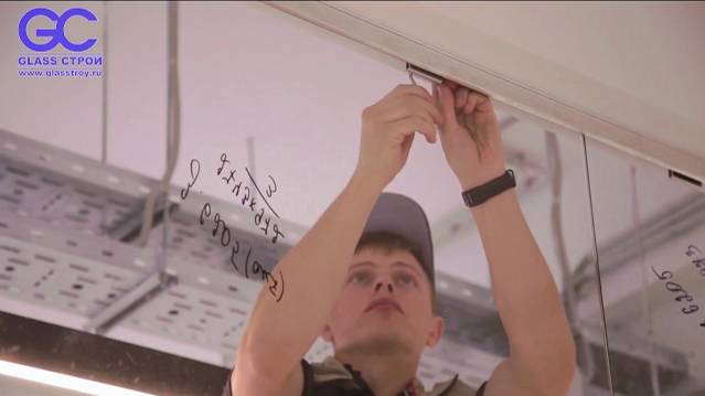 Монтаж стеклянных перегородок в зажимном профиле для офиса. Офисные перегородки из стекла. смотреть онлайн