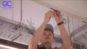 Монтаж стеклянных перегородок в зажимном профиле для офиса. Офисные перегородки из стекла.
