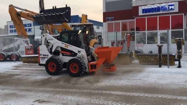 Пескоразбрасыватель на Мини погрузчик смотреть онлайн