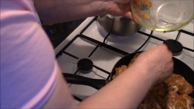 Куриные бедрышки с макаронами. Куриные бедра рецепты. Как приготовить куриные бедра. смотреть онлайн