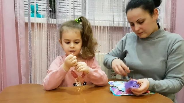Ириназаврик распаковывает игрушку Enchantimals девочка белочка санча. смотреть онлайн