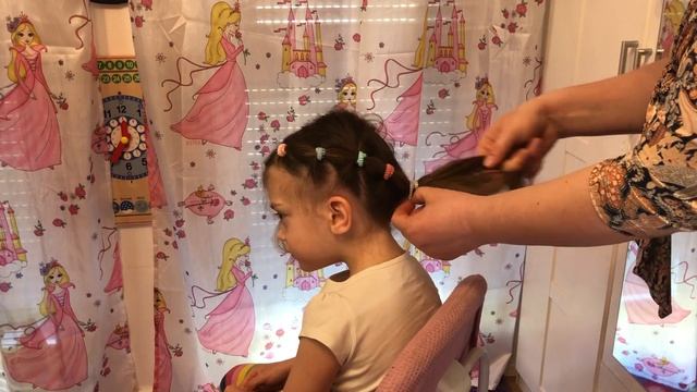 Мама делает Илане причёску смотреть онлайн