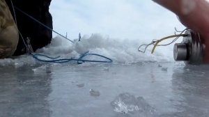Установка сетей зимой, запускаем под лед, подробно. fishing with nets.