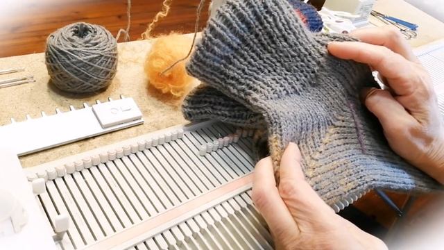 Ещё идея вязания носков на однофонтурной вязальной машине.