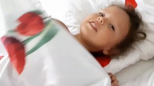 Смешное видео, где маленькая девочка Кира просит у мамы титю в 3 годика