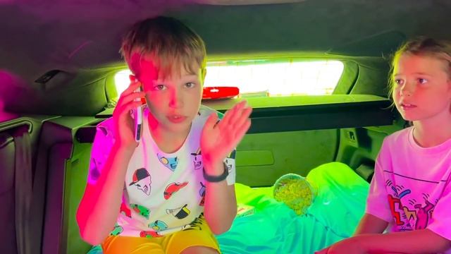 Макс и Катя обклеили машину папы канцелярскими наклейками