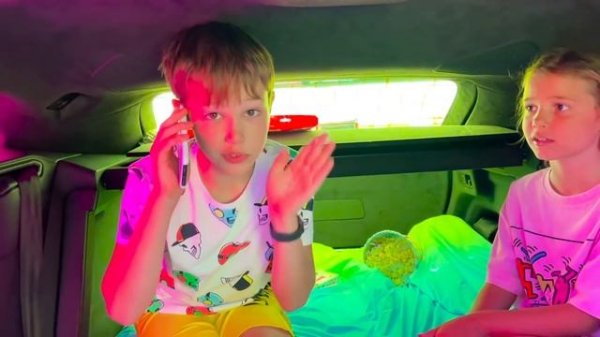 Макс и Катя обклеили машину папы канцелярскими наклейками