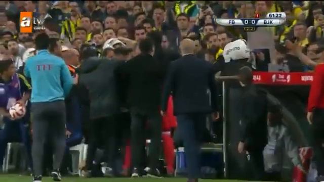 Матч «Фенербахче» — «Бешикташ» прерван, наставник гостей получил травму головы смотреть онлайн