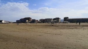 Пляж и море в Избербаше (Дагестан) в начале мая.