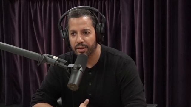 David Blaine Started Hallucinating During His "Frozen in Time" Stunt смотреть онлайн