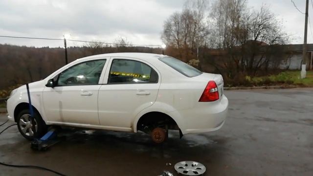 Мой Равон. Подкачиваем шины и меняем летнюю резину на зимнюю. Дешёвый и удобный насос с манометром. смотреть онлайн