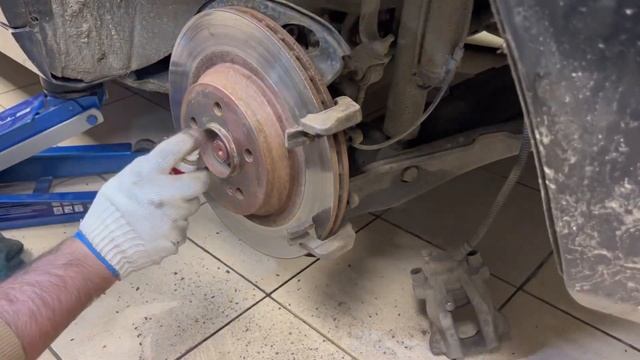 Снятие и замена задних тормозных колодок на Мерседес S 221