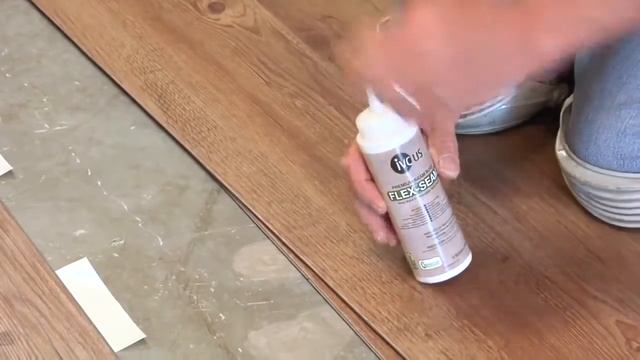 Замена поврежденной плашки кварцвиниловой ПВХ плитки в замковом варианте смотреть онлайн