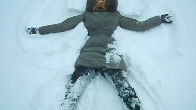 делаем ангела в сугробе смотреть онлайн