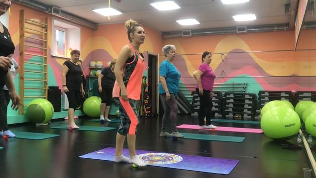 Лечебная физкультура для поясницы с фитболом. Остеохондроз,протрузии,грыжи. смотреть онлайн