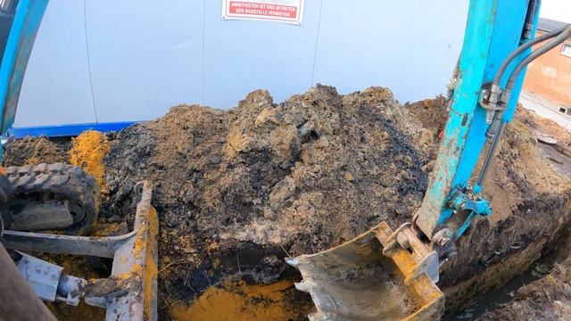 Как правильно проложить канализационные трубы между двумя колодцами, соблюдая 1%? VLOG|10.02.23 смотреть онлайн