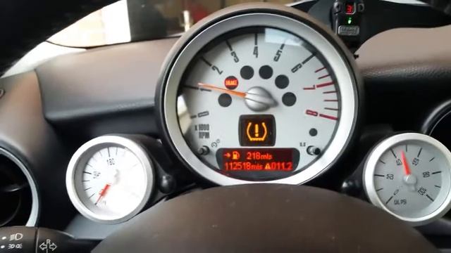 Clearing Malfunction Tire Warning Light on a 2009 R56 Mini Cooper смотреть онлайн