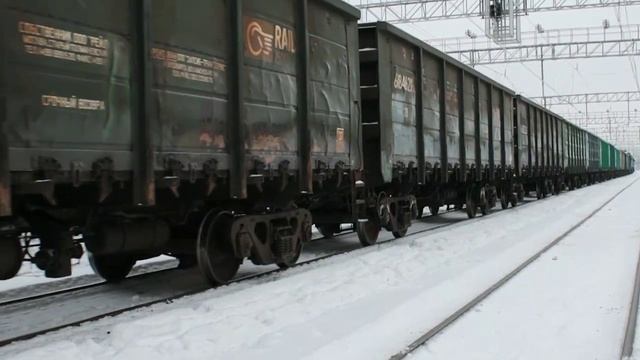 Тепловоз 2М62У-0107 с грузовым поездом прибывает на станцию Железнодорожная. смотреть онлайн