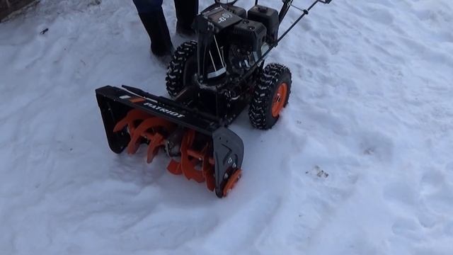 Отдыхаем в деревне. Чистим снег снегоуборщиком Patriot PS 601. смотреть онлайн