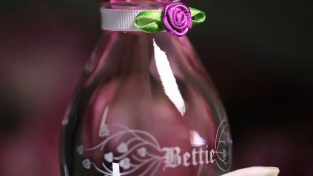 Истинно женственный аромат "Bettie" от FREDERIC M смотреть онлайн