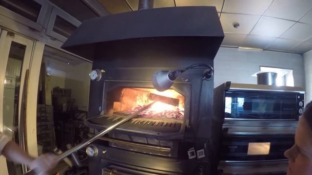 ВИДЕООТЧЕТ МАСТЕРКЛАССА ПО ВЫПЕКАНИЮ ХЛЕБА В ДРОВЯНОЙ ПЕЧИ смотреть онлайн