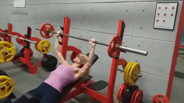 Жим штанги на верхней наклонной скамье смотреть онлайн