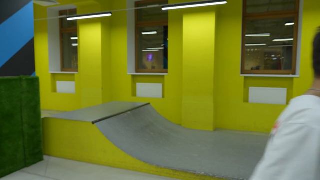 Крытый скейт парк в Москве. 👉Тут учат трюкам. Обучение на скейте, лонгборде. смотреть онлайн
