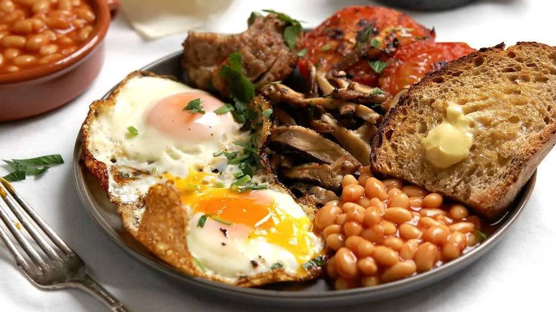 Ветчина , яичница и фасоль